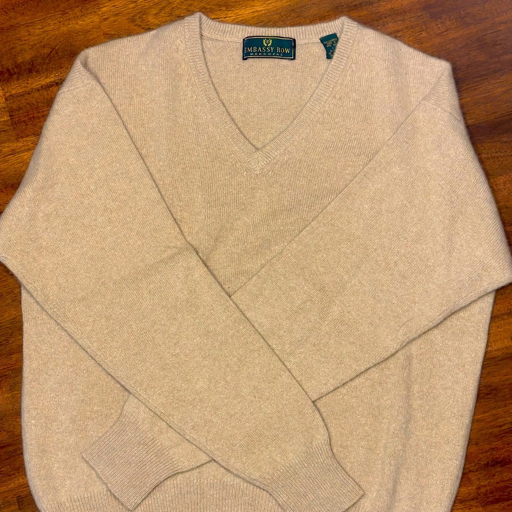Embassy Row Menswear V-Neck cashmere sweater size large in Cream color